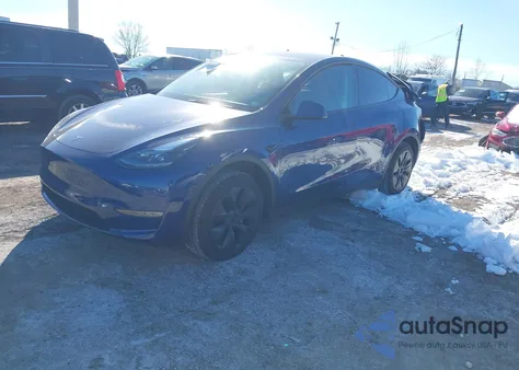 2024 Tesla Model Y Long Range Dual Motor All-Wheel Drive z USA, uszkodzony, nr VIN 7SAYGDEE5RF186050